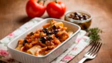 Paccheri con calamari e olive, un primo da favola