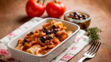 Paccheri con calamari e olive