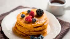 Pancakes di patate dolci, la variante del dolce americano Pancakes di patate dolci, la variante del dolce americano