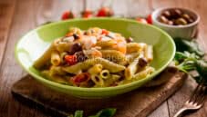 Penne con salmone e pesto, un mix di colori e sapori