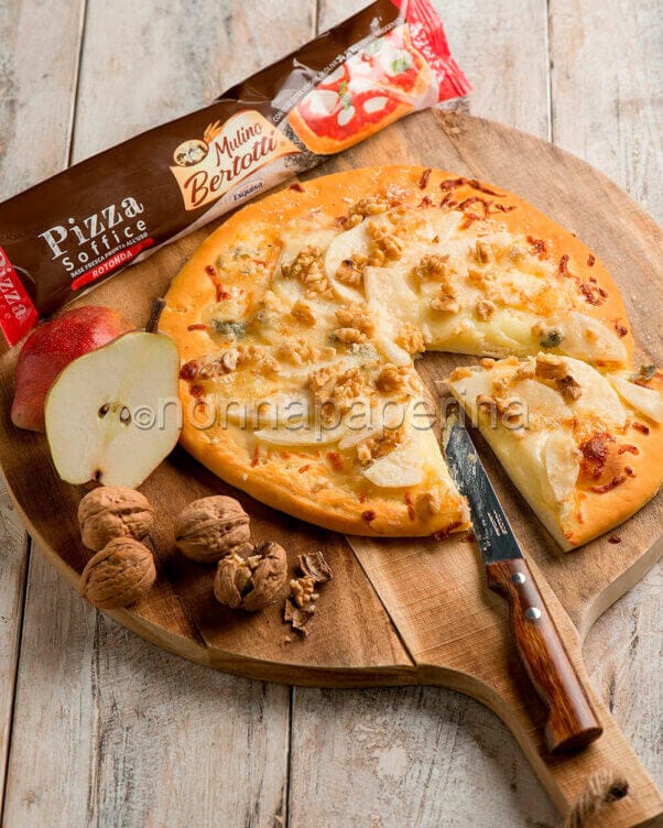 Pizza con pere e gorgonzola Pizza con pere e gorgonzola