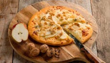 Pizza gorgonzola e pere, una ricetta particolare