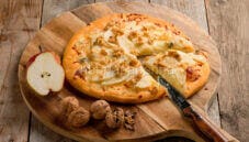 Pizza gorgonzola e pere, una ricetta particolare Pizza gorgonzola e pere, una ricetta particolare