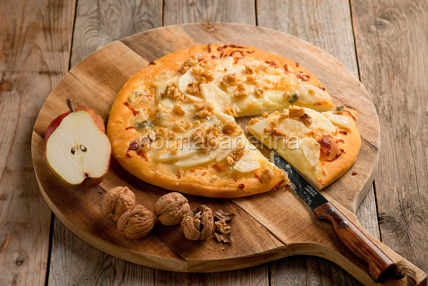 Pizza gorgonzola e pere, una ricetta particolare ma gustosa