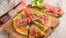 Pizza con puntarelle e finocchiona e un’insalata deliziosa