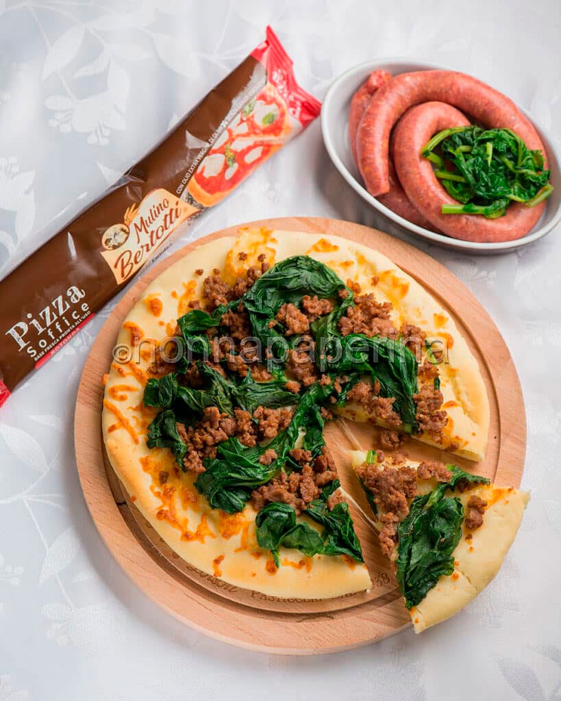 Pizza con salsiccia e cime di rapa Pizza con salsiccia e cime di rapa