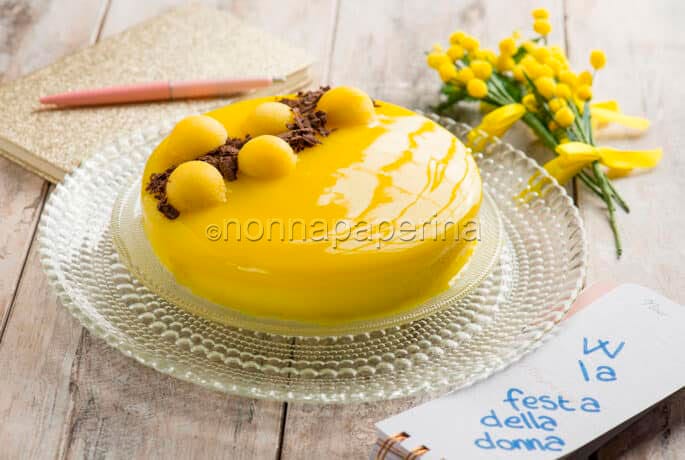 Semifreddo al mango, un delizioso dessert fresco e fruttato Semifreddo al mango, un delizioso dessert fresco e fruttato