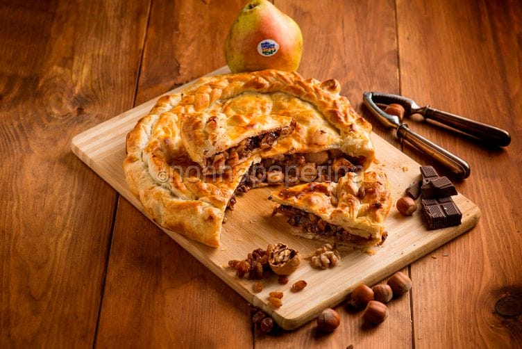 Sfoglia ripiena con pere e frutta secca, torta deliziosa Sfoglia ripiena con pere e frutta secca