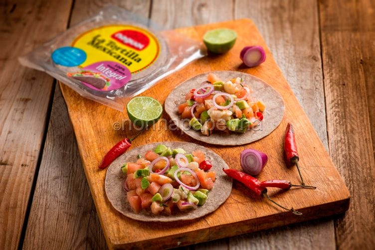 Tortillas con ceviche di gamberi, un piatto squisito Tortillas con ceviche di gamberi