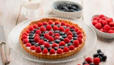 Crostata di lamponi e mirtilli, un dolce creativo