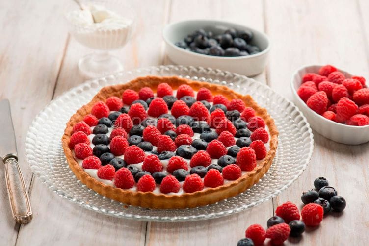 Crostata di lamponi e mirtilli, un dolce creativo crostata di lamponi e mirtilli