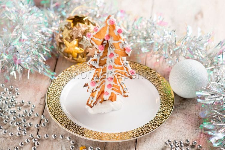 Albero di Natale di pasta frolla, un’opera d’arte culinaria Albero di Natale di pasta frolla