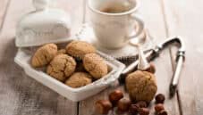Biscotti con le nocciole e chufa per merenda o colazione Biscotti con le nocciole e chufa per merenda o colazione