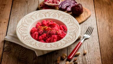 Radiatori al pesto di verdure rosse
