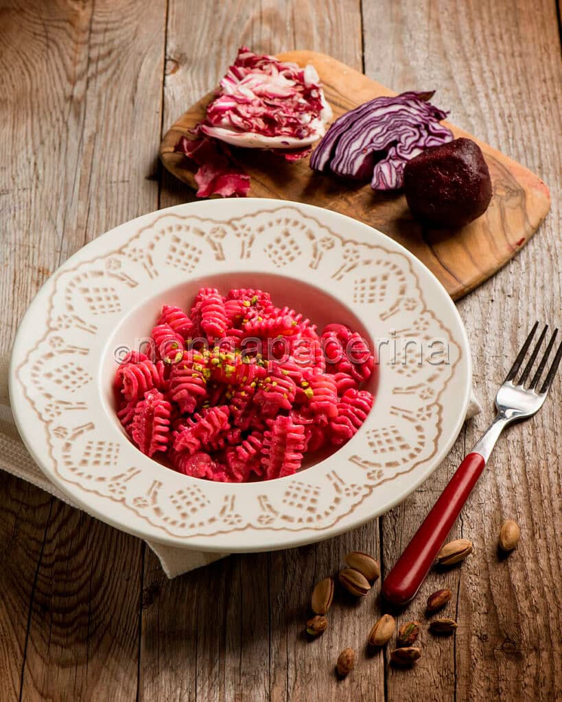 Radiatori al pesto di verdure rosse