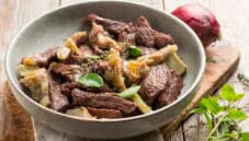 Straccetti di struzzo ai carciofi, un secondo insolito