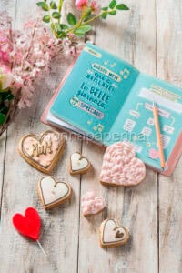 Biscotti decorati con pasta di zucchero festa della mamma