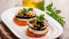 Caprese con melanzane e zucchine, un contorno gourmet Caprese con melanzane e zucchine, un contorno gourmet