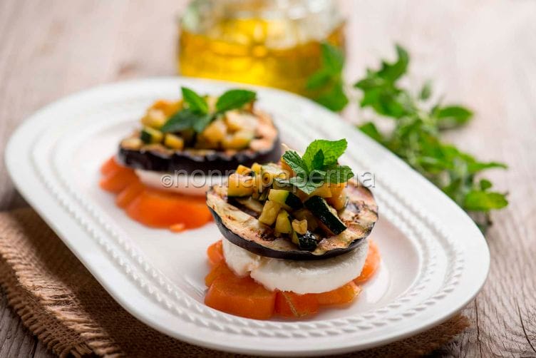 Caprese con melanzane e zucchine, un contorno gourmet Caprese con melanzane e zucchine