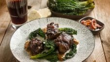 Coda di vitello stufata al vino rosso, un piatto gourmet Coda di vitello stufata al vino rosso, un piatto gourmet