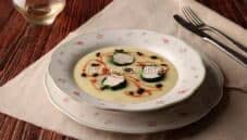 Crema di cavolfiore e patate, piatto elegante e salutare Crema di cavolfiore e patate, piatto elegante e salutare