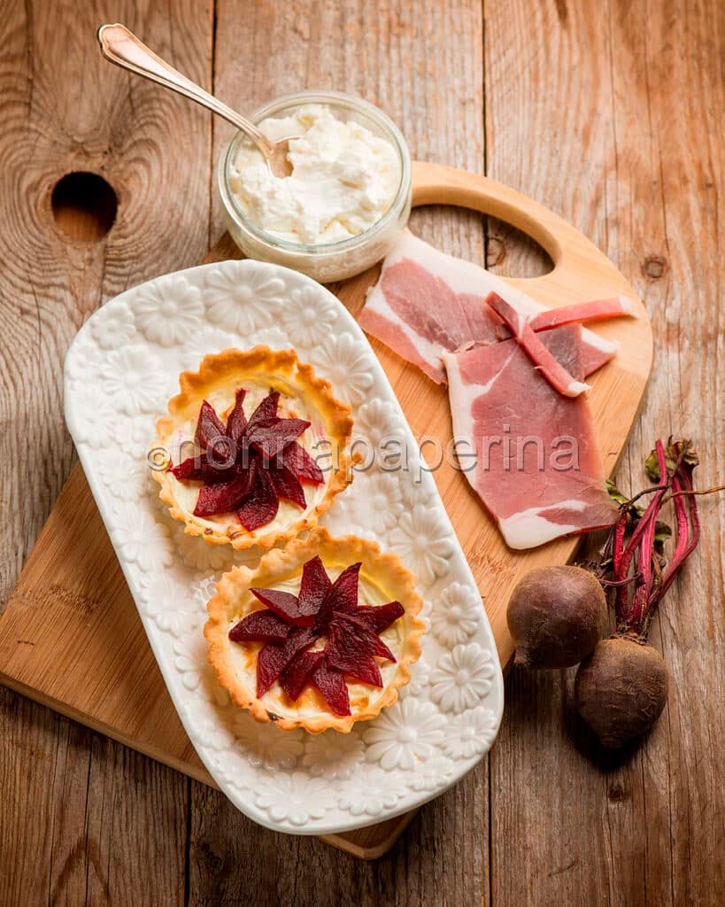 Crostatine con rape rosse e speck Crostatine con rape rosse e speck