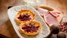 Crostatine con rape rosse e speck, un break squisito