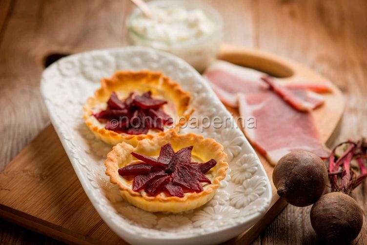 Crostatine con rape rosse e speck, un break squisito Crostatine con rape rosse e speck