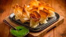 Fagottini di pasta brick con roquefort, sfizio agrodolce