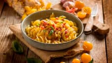Fusilloni con passata di pomodorini gialli e speck