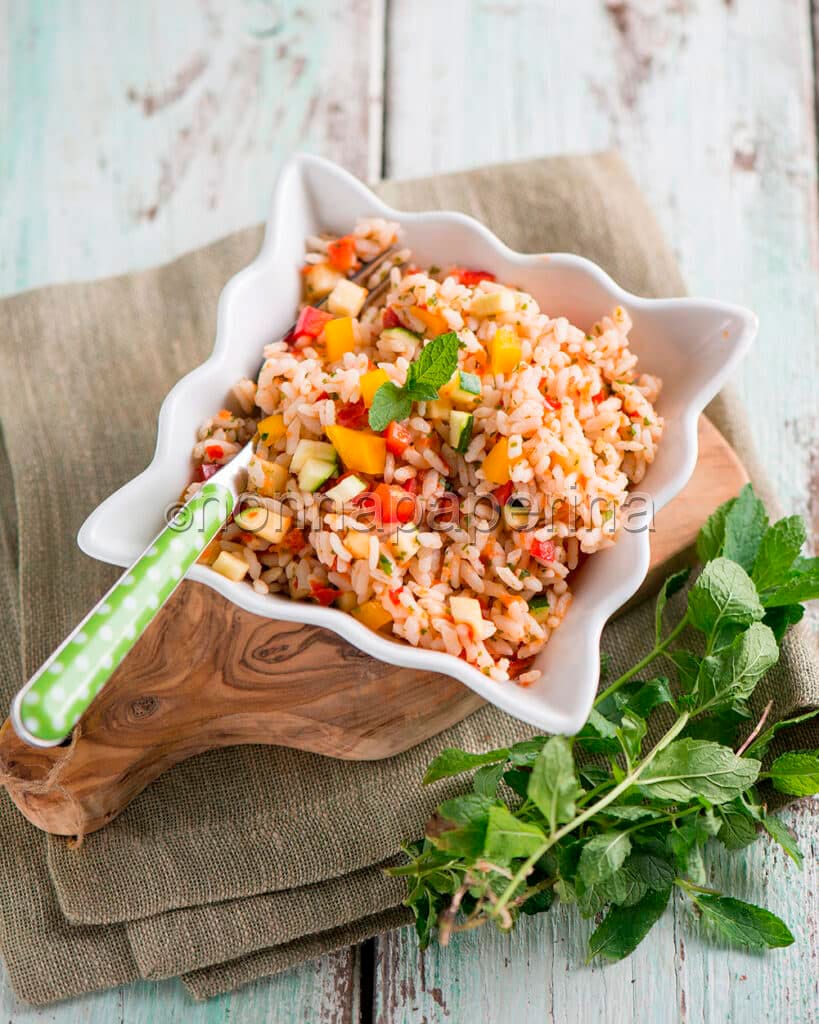 Insalata di riso con verdure e menta