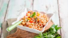 Insalata di riso con verdure e menta, un primo alternativo