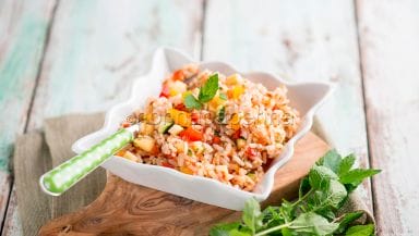 Insalata di riso con verdure e menta