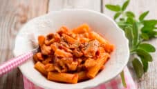 Maccheroni con pollo e porcini, un primo rustico