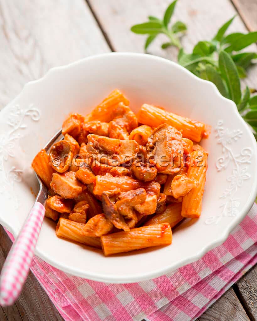 Maccheroni con pollo e porcini Maccheroni con pollo e porcini