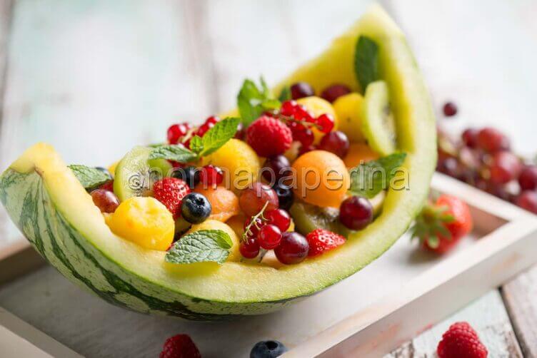 Frutta a colazione: benefici e idee per il mattino Macedonia di anguria gialla e frutta