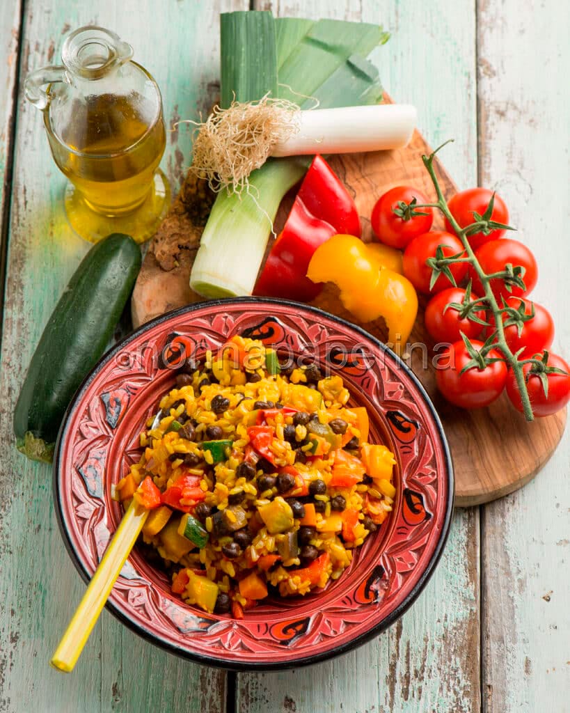 Paella con ceci neri e verdure