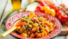 Paella con ceci neri e verdure, una versione alternativa