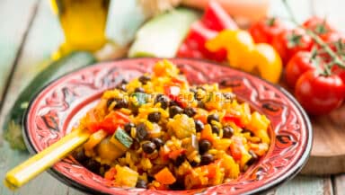 Paella con ceci neri e verdure