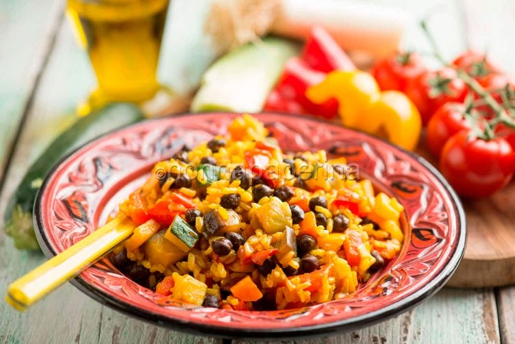 Paella con ceci neri e verdure, una versione alternativa Paella con ceci neri e verdure