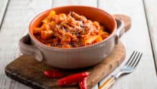 Pappardelle con salsiccia e funghi, un primo corposo Pappardelle con salsiccia e funghi, un primo corposo