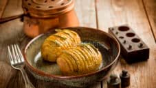 Patate con alloro, un contorno aromatico