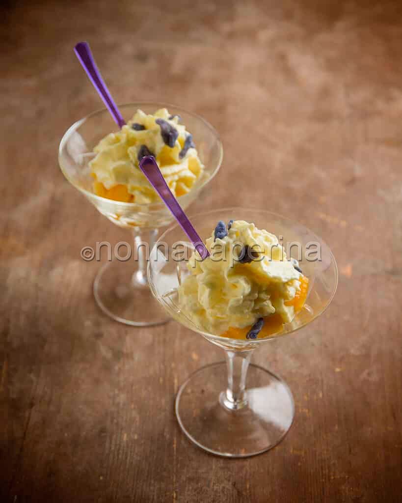 Pesche con spuma di cioccolato