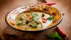 Pollo al curry con melanzane e piselli, un piatto di colore e gusto Pollo al curry con melanzane e piselli, un piatto di colore e gusto