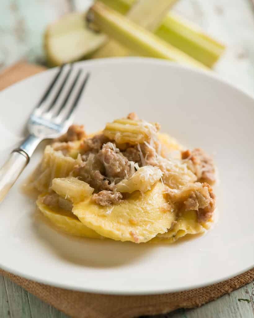 Ravioli tondi con cardi e salsiccia Ravioli tondi con cardi e salsiccia