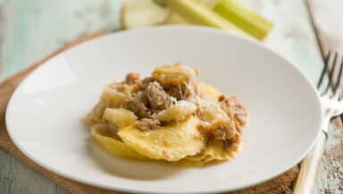 Ravioli tondi con cardi e salsiccia