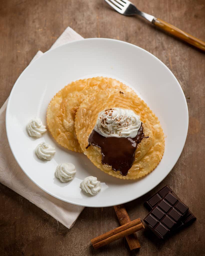 Seadas con cioccolato e panna