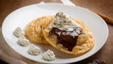 Seadas con cioccolato e panna per una merenda sarda