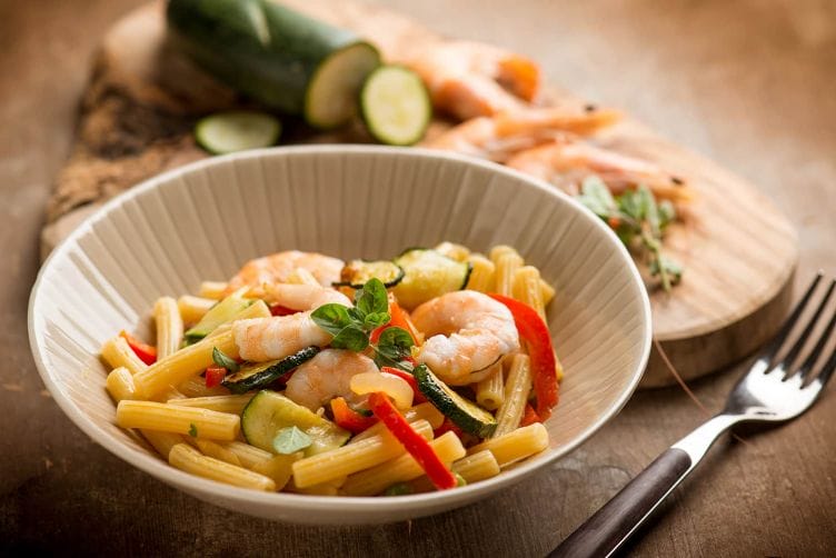 Sedanini con gamberi e peperoni, insalata proteica Sedanini con gamberi e peperoni