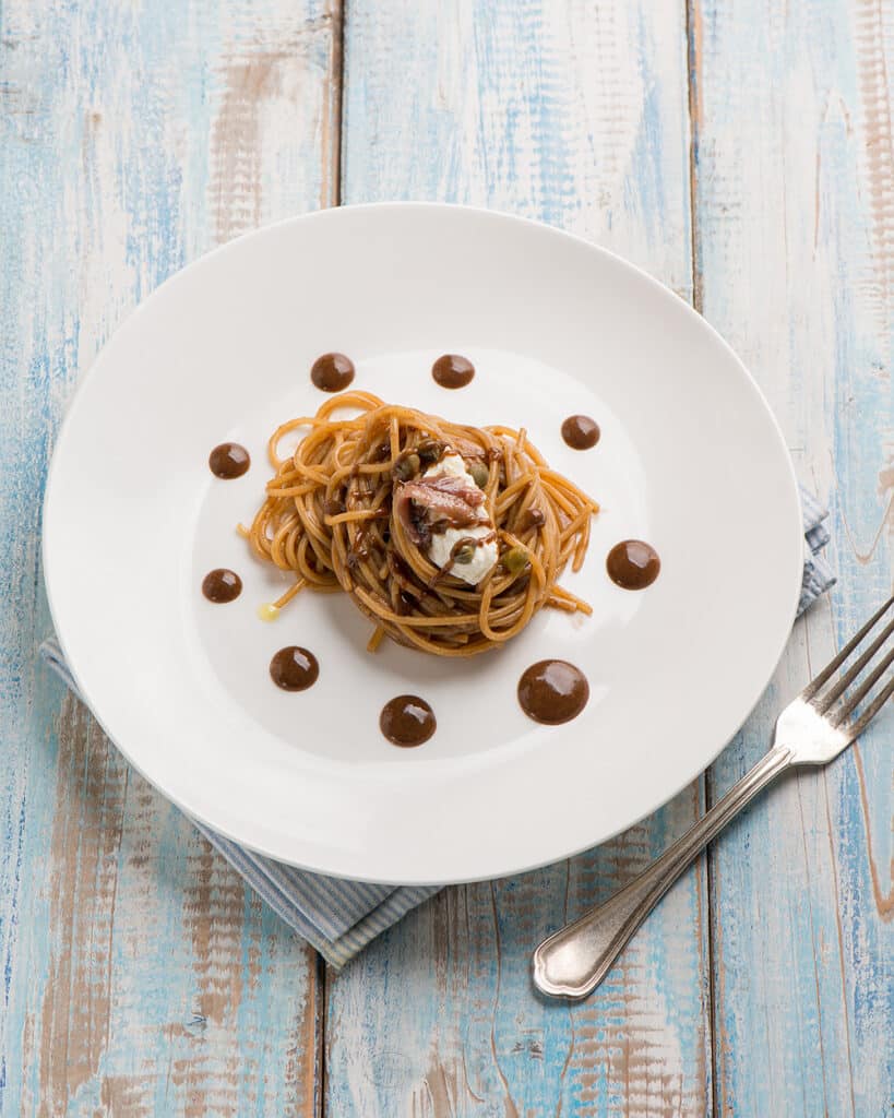 Spaghetti con aglio nero e ricotta